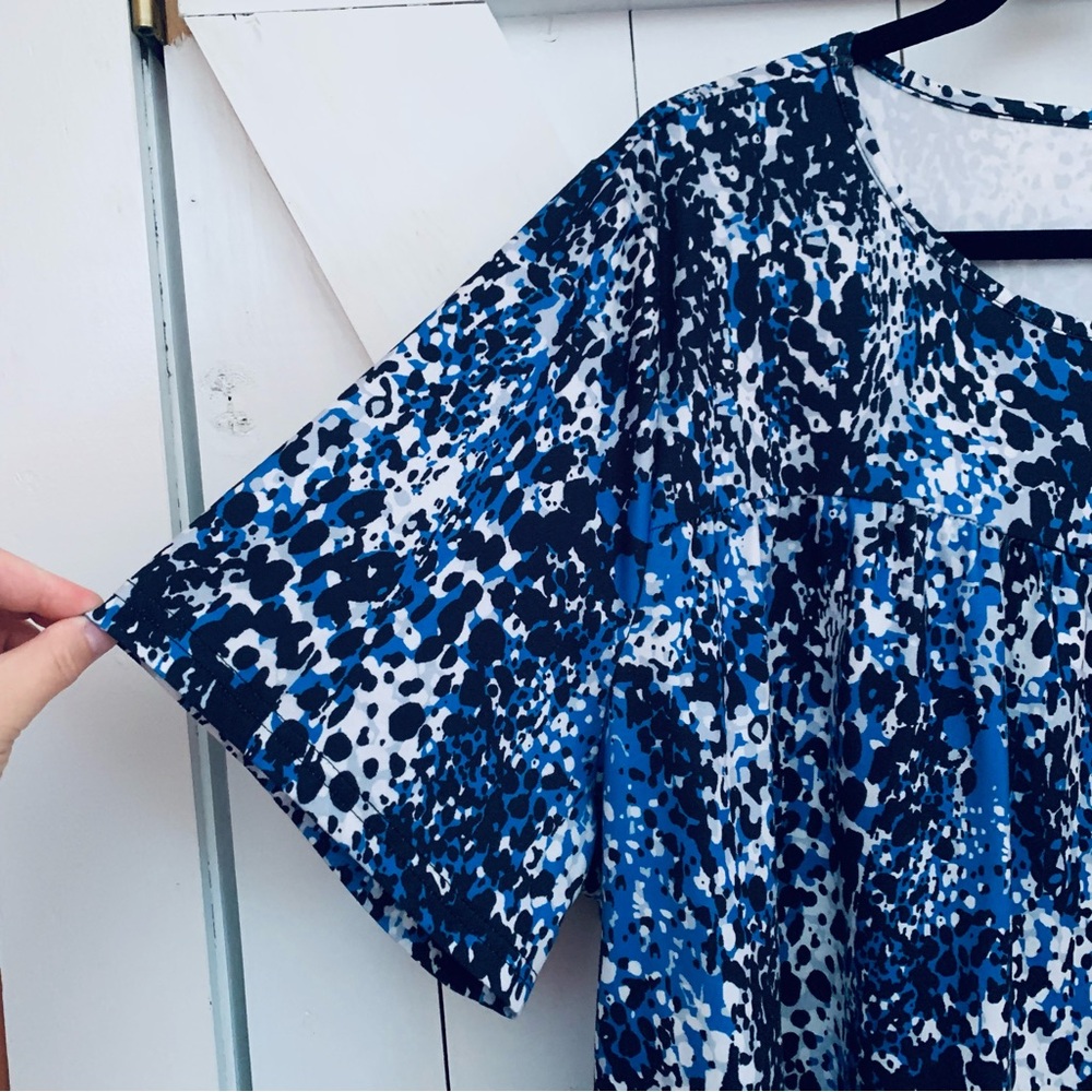 Women's 5XL Blouse Top Tee Crew Neck Flowy Blue Black White Pattern - Picture 2 of 11